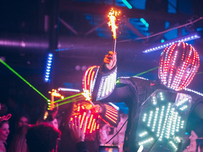 Voici comment les serveurs de l'anonymous bar vous accueillera